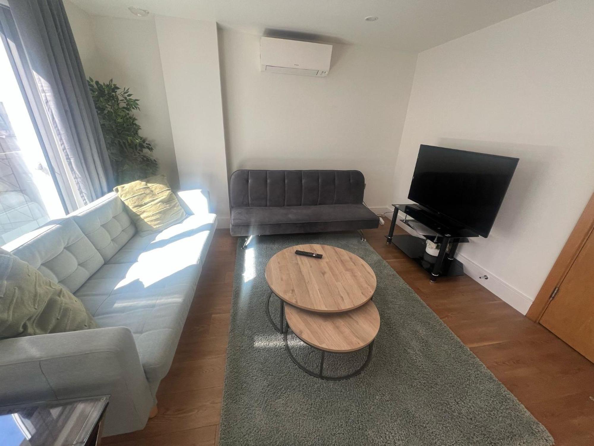 Modern 2 Bed 2 Bath Hyde Park
