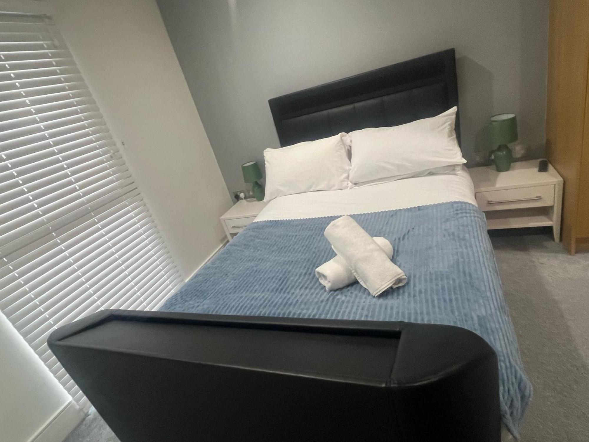 Modern 2 Bed 2 Bath Hyde Park Appartement
