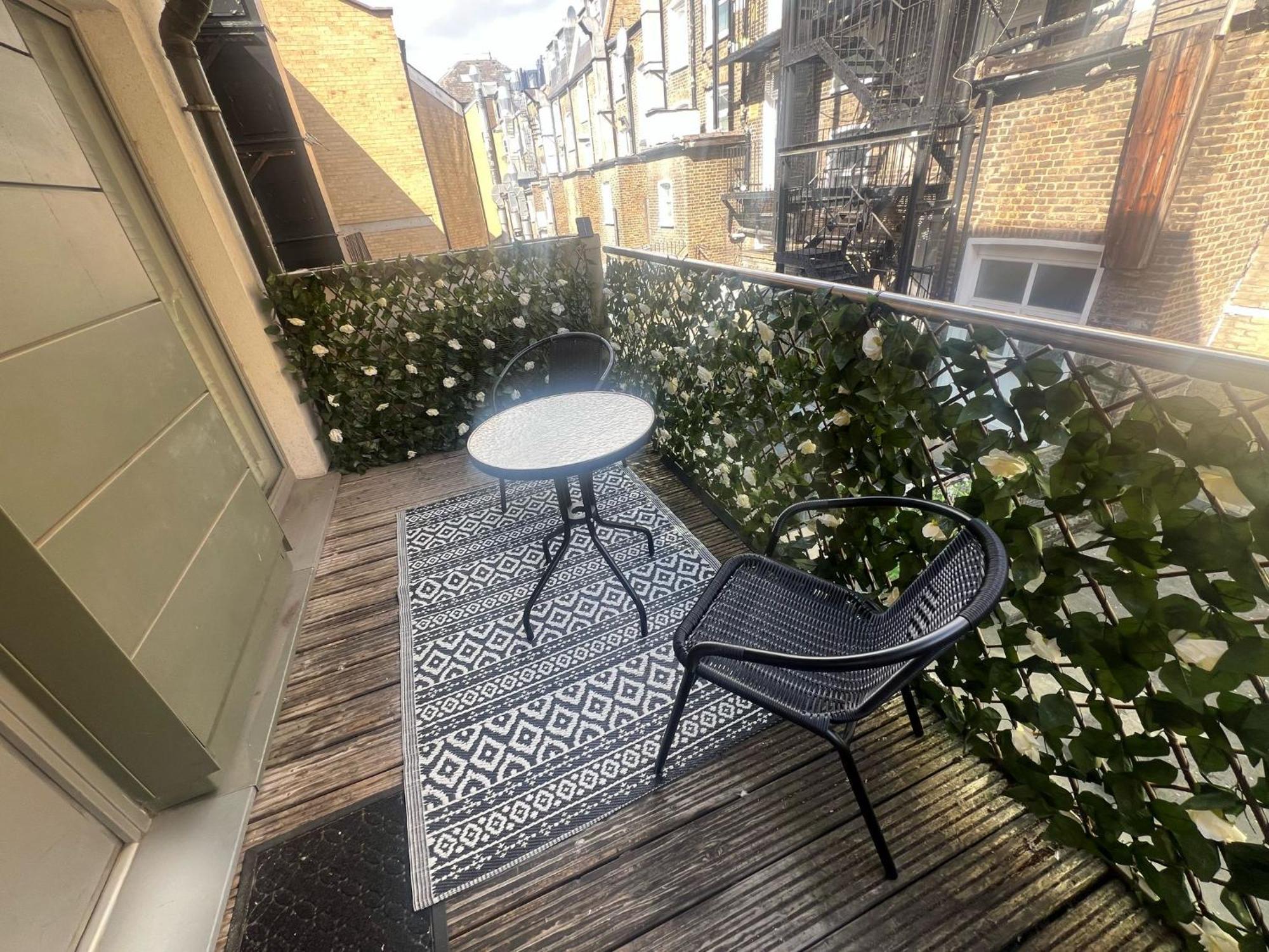 Modern 2 Bed 2 Bath Hyde Park Appartement *