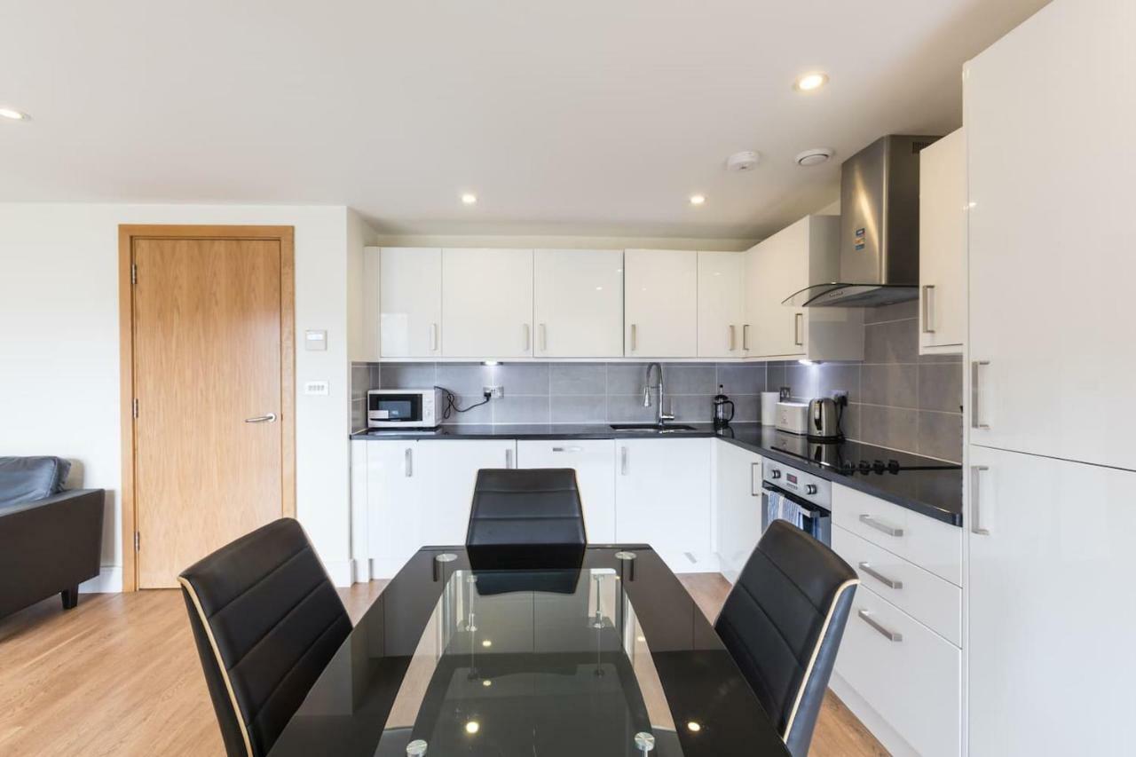 Modern 2 Bed 2 Bath Hyde Park Appartement *
