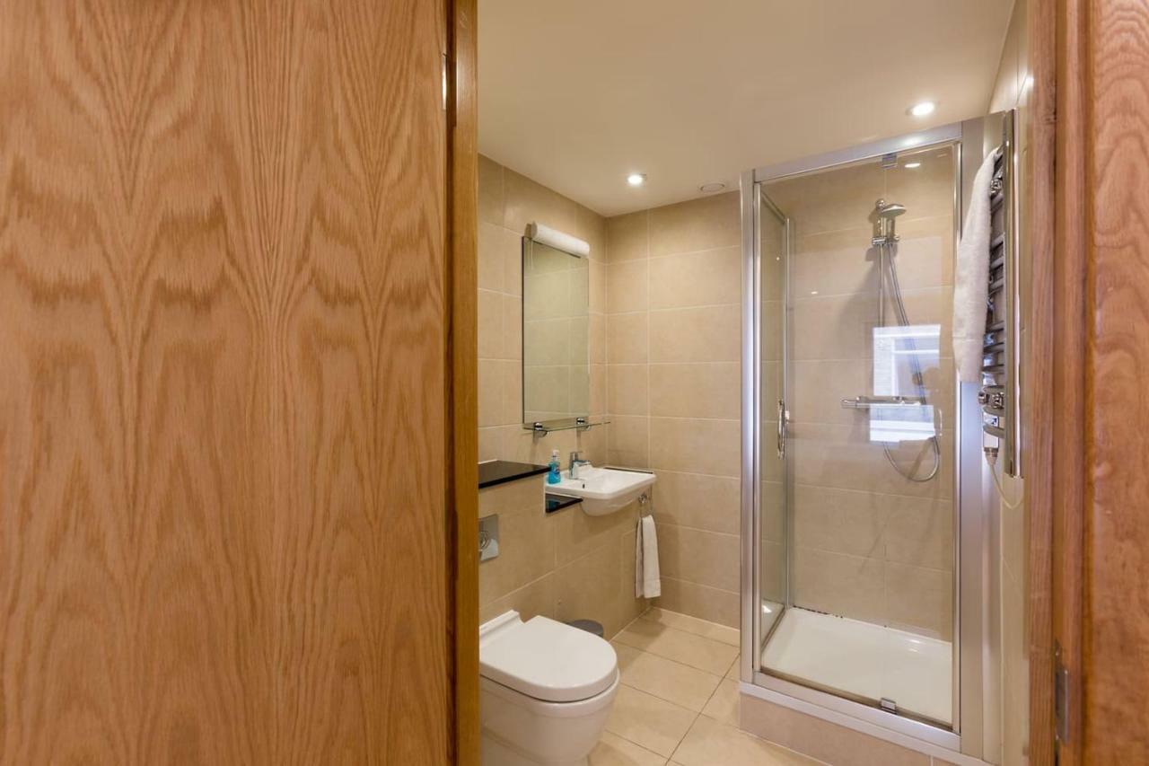 Modern 2 Bed 2 Bath Hyde Park Appartement *