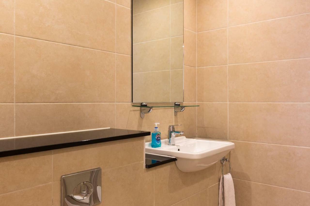 Modern 2 Bed 2 Bath Hyde Park Appartement *