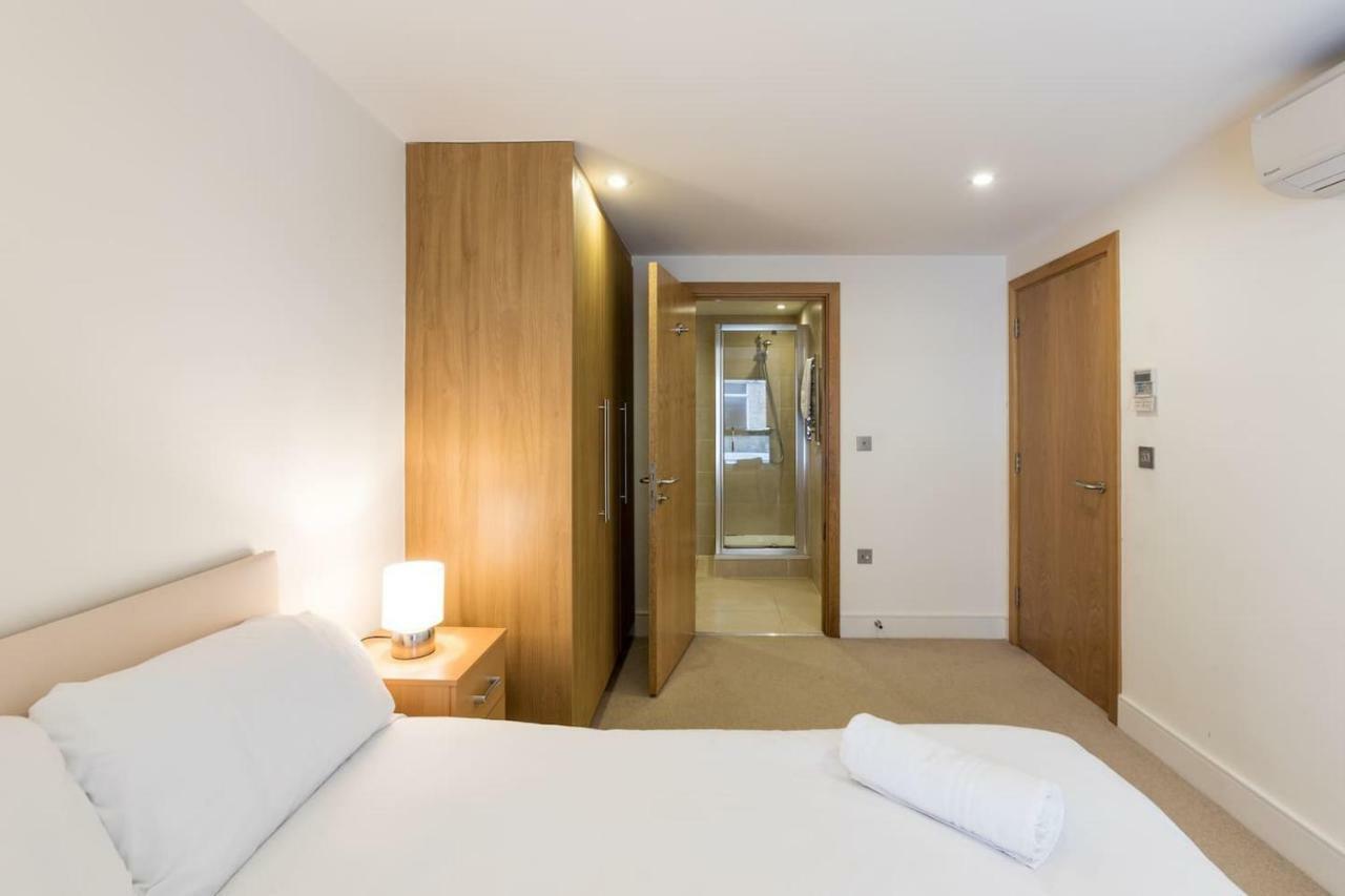 Modern 2 Bed 2 Bath Hyde Park Appartement