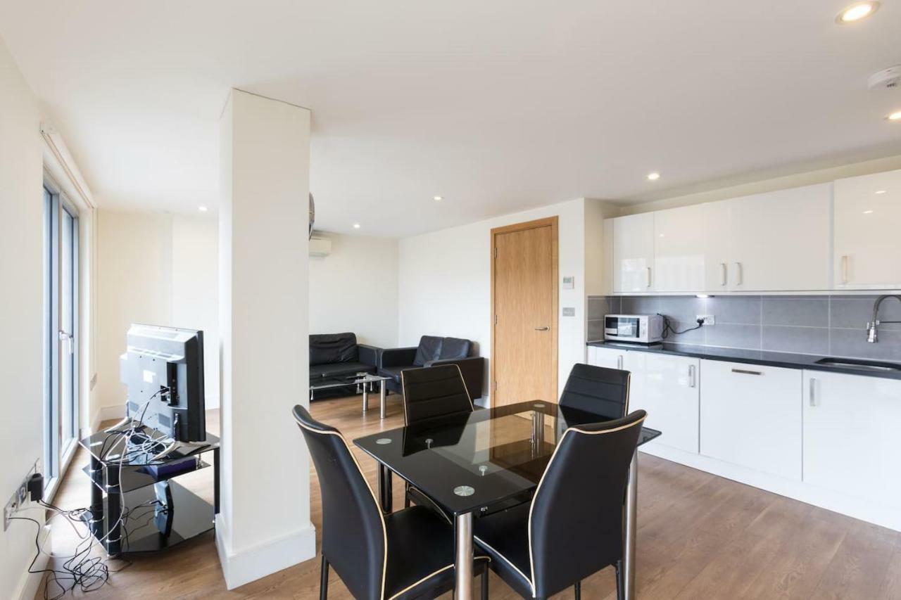 Modern 2 Bed 2 Bath Hyde Park Appartement *