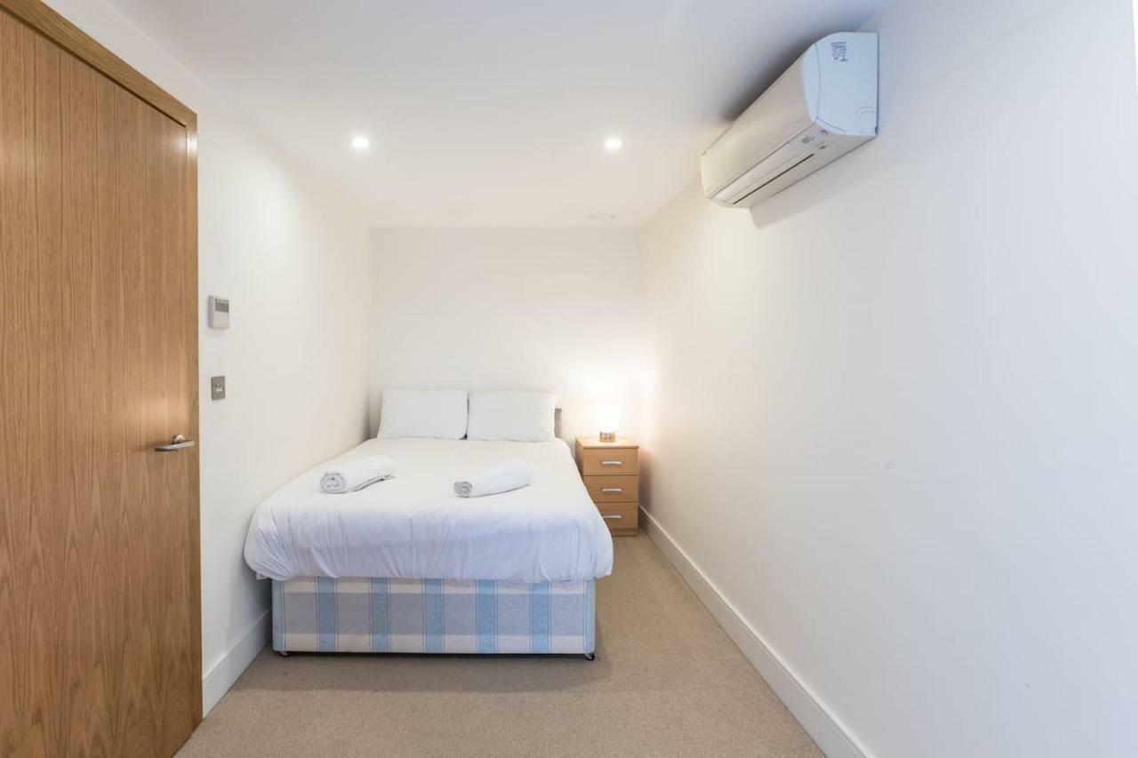 Modern 2 Bed 2 Bath Hyde Park Appartement