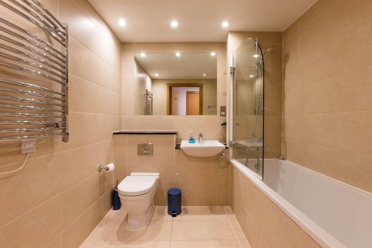 Modern 2 Bed 2 Bath Hyde Park Appartement